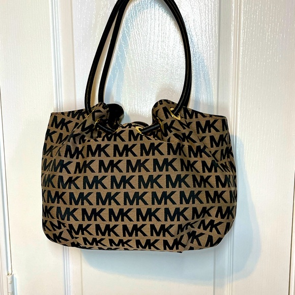 Michael Kors Black & Beige Signature Logo Medium East West Ring Tote Bag - Picture 2 of 10